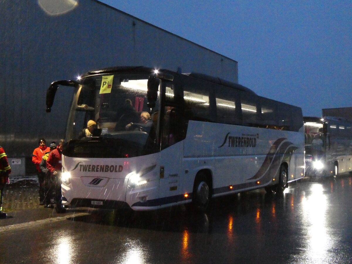 (258'135) - Twerenbold, Baden - Nr. 51/AG 6865 - VDL am 6. Januar 2024 beim Bahnhof Frutigen