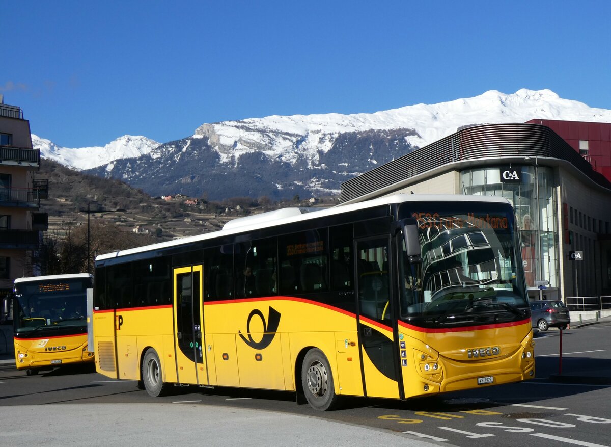 (258'596) - Mabillard, Lens - VS 4922/PID 12'002 - Iveco am 11. Januar 2024 beim Bahnhof Sion