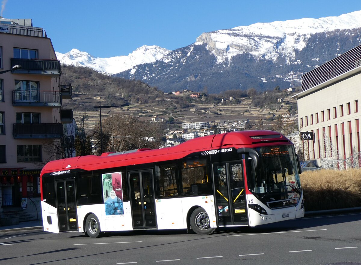 (258'599) - PostAuto Wallis - Nr. 75/VS 428'859/PID 10'025 - Volvo am 11. Januar 2024 beim Bahnhof Sion