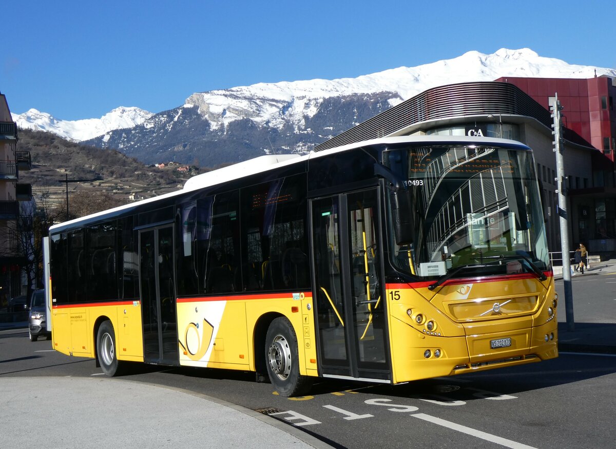 (258'601) - Lathion, Sion - Nr. 15/VS 202'870/PID 10'493 - Volvo am 11. Januar 2024 beim Bahnhof Sion