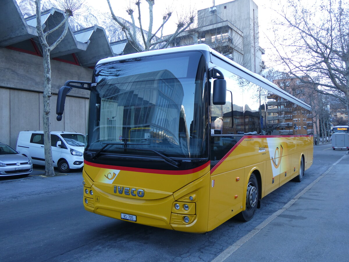 (258'639) - PostAuto Wallis - VS 705/PID 11'910 - Iveco am 11. Januar 2024 in Brig, Garage