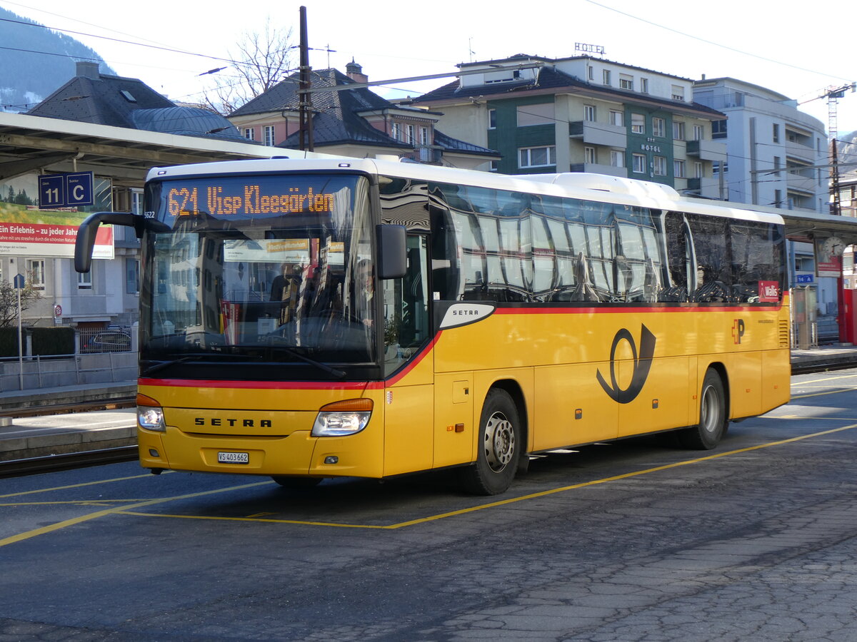 (258'646) - PostAuto Wallis - VS 403'662/PID 5622 - Setra am 11. Januar 2024 beim Bahnhof Brig