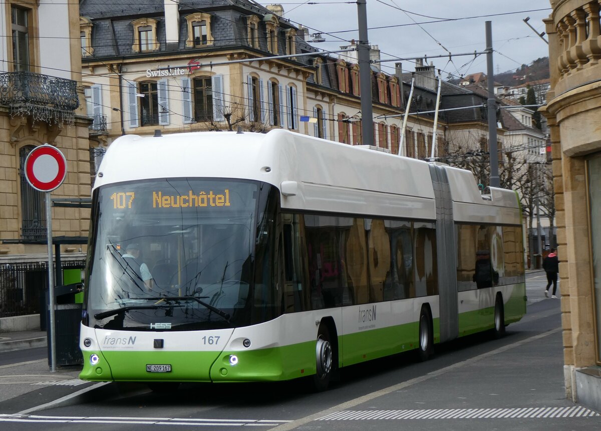 (258'933) - transN, La Chaux-de-Fonds - Nr. 167/NE 209'167 - Hess/Hess Gelenktrolleybus am 26. Januar 2024 in Neuchtel, Place Pury