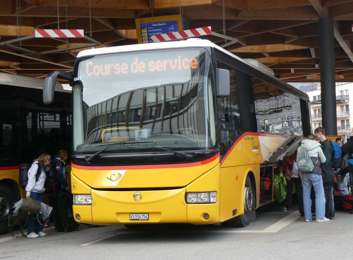 (259'374) - PostAuto Wallis - Nr. 16/VS 554'754/PID 5047 - Irisbus am 16. Februar 2024 beim Bahnhof Sion