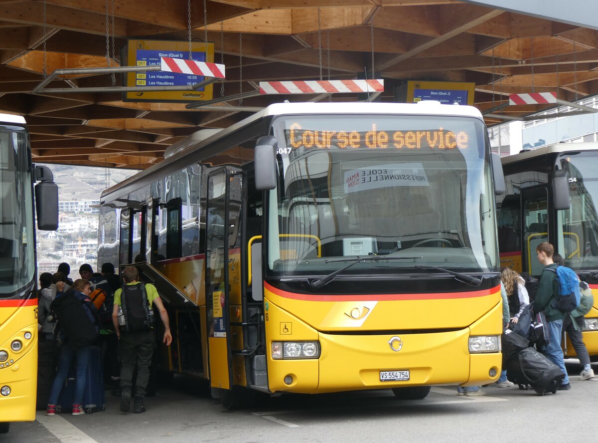 (259'375) - PostAuto Wallis - Nr. 16/VS 554'754/PID 5047 - Irisbus am 16. Februar 2024 beim Bahnhof Sion