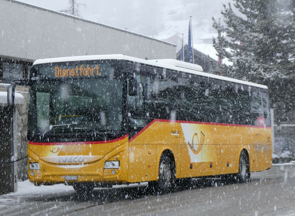 (259'689) - PostAuto Wallis - VS 432'710/PID 10'277 - Iveco am 27. Februar 2024 in Saas-Fee, Busterminal