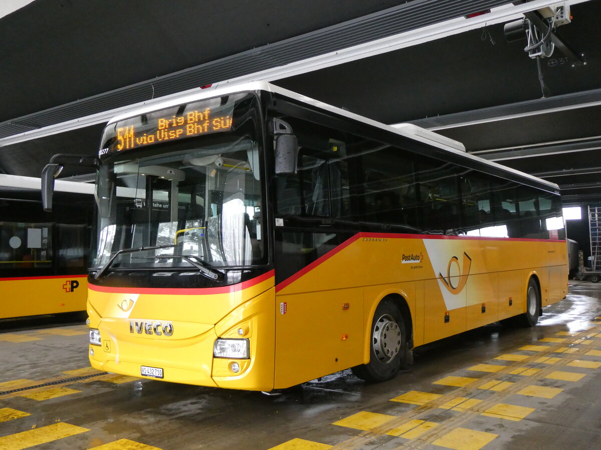 (259'723) - PostAuto Wallis - VS 432'710/PID 10'277 - Iveco am 27. Februar 2024 in Saas-Fee, Busterminal