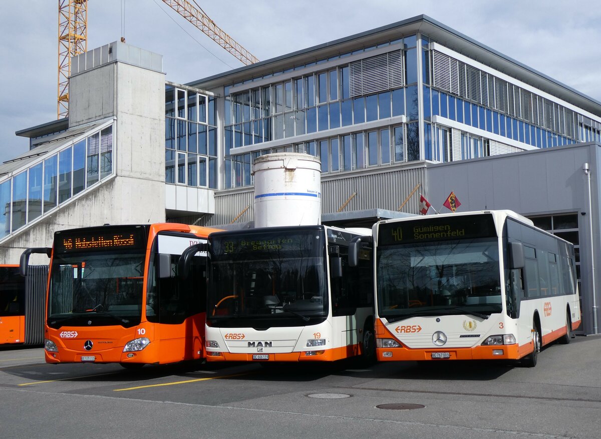 (259'948) - RBS Worblaufen - Nr. 10/BE 535'310 - Mercedes + Nr. 19/BE 666'119 - MAN + Nr. 3/BE 767'003 - Mercedes am 3. Mrz 2024 in Worblaufen, Garage