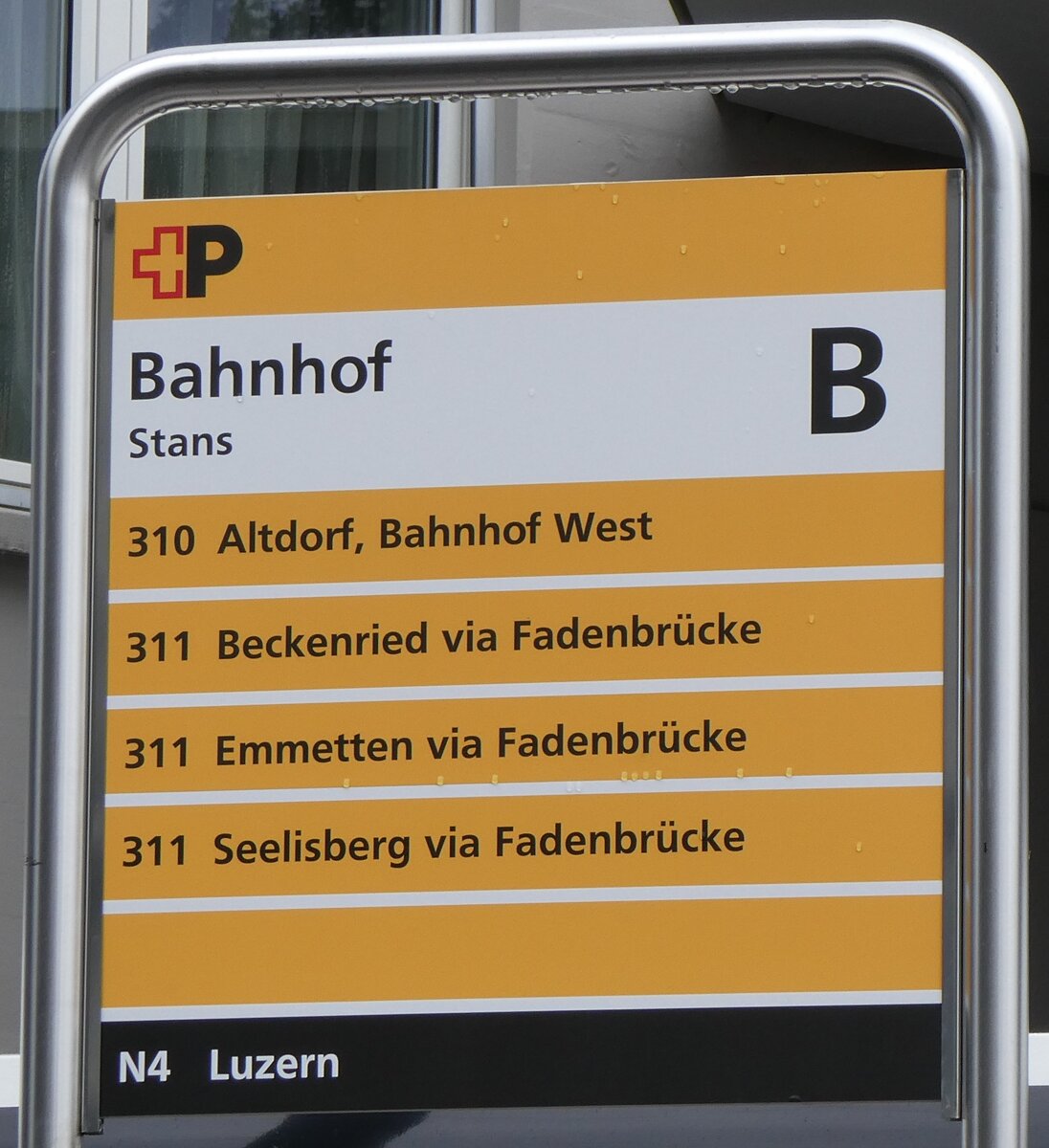 (260'297) - +P-Haltestellenschild - Stans, Bahnhof - am 12. Mrz 2024