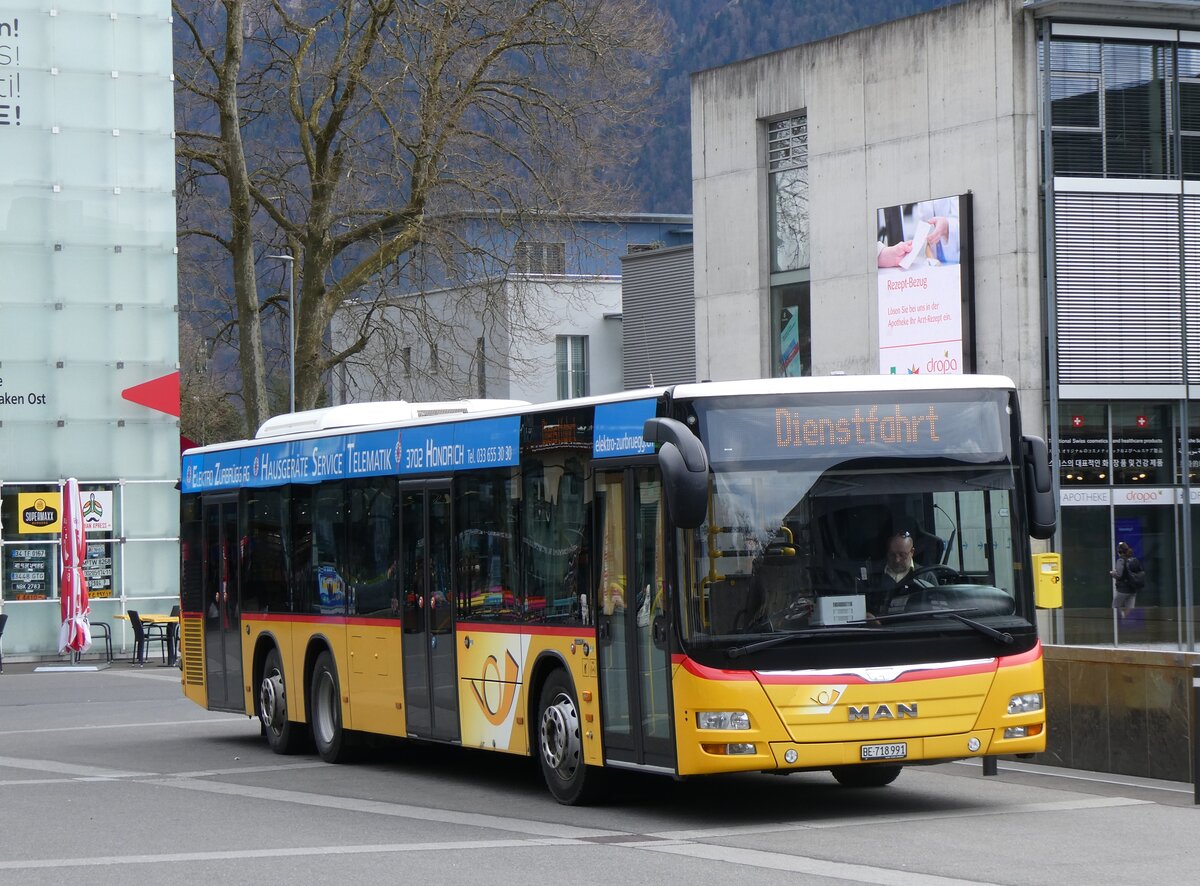 (260'977) - PostAuto Bern - BE 718'991/PID 10'526 - MAN am 4. April 2024 beim Bahnhof Interlaken Ost