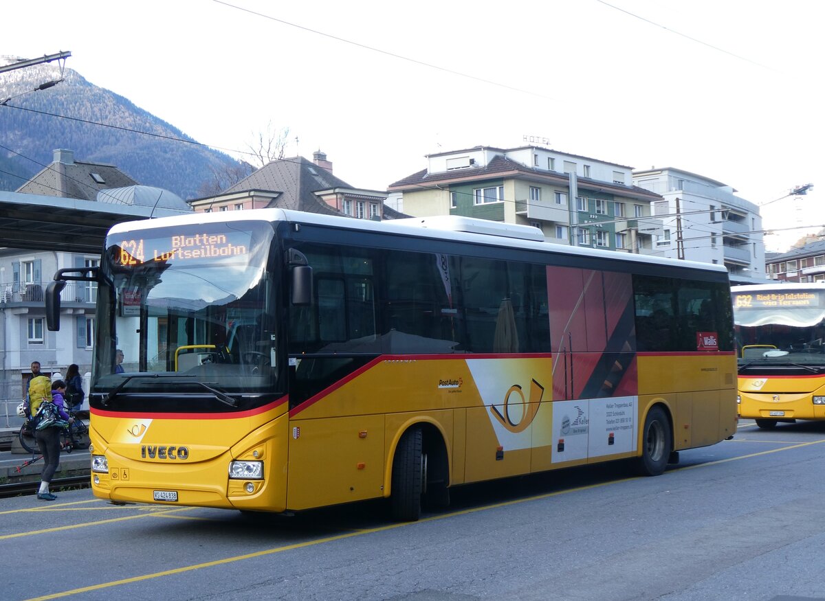 (261'016) - PostAuto Wallis - VS 424'838/PID 10'084 - Iveco am 6. April 2024 beim Bahnhof Brig