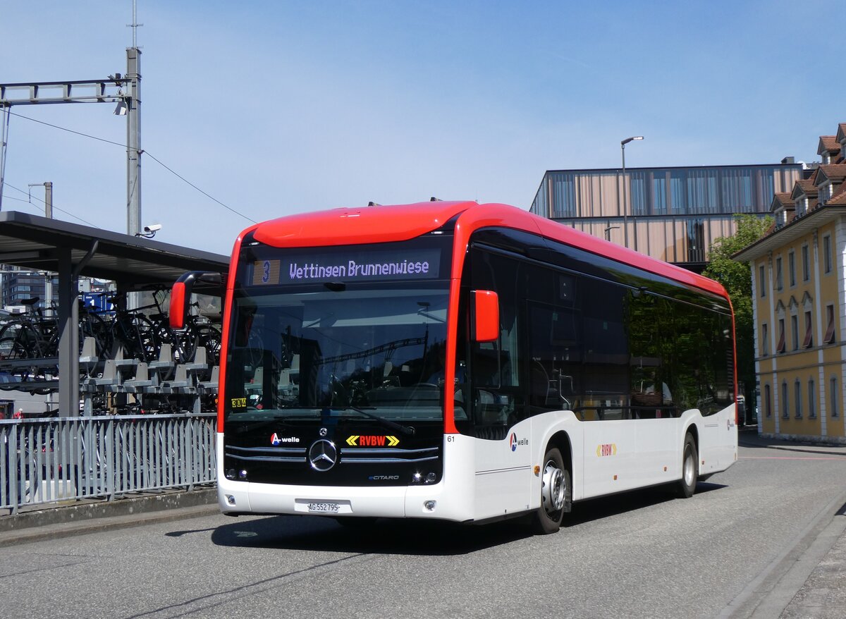 (261'190) - RVBW Wettingen - Nr. 61/AG 552'795 - eMercedes am 12. April 2024 beim Bahnhof Baden