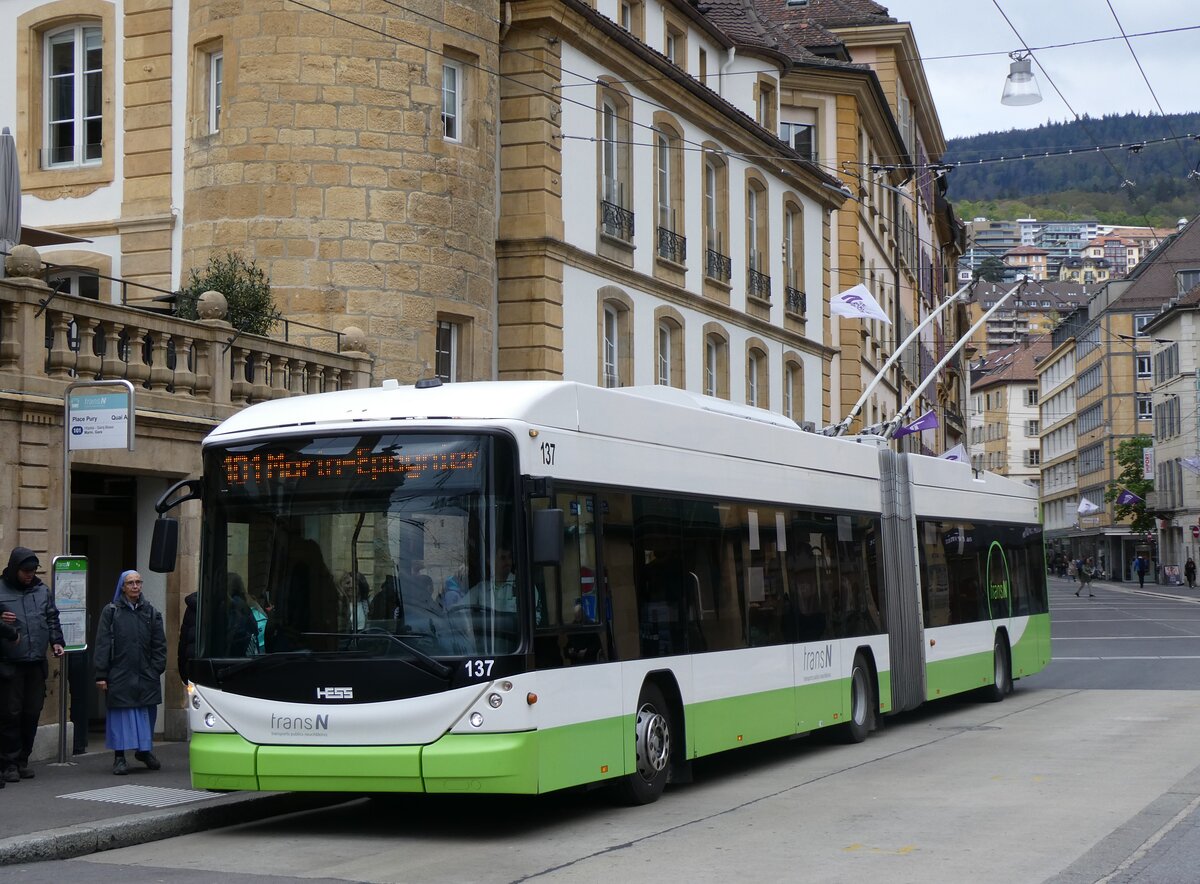 (261'681) - transN, La Chaux-de-Fonds - Nr. 137 - Hess/Hess Gelenktrolleybus (ex TN Neuchtel Nr. 137) am 23. April 2024 in Neuchtel, Place Pury