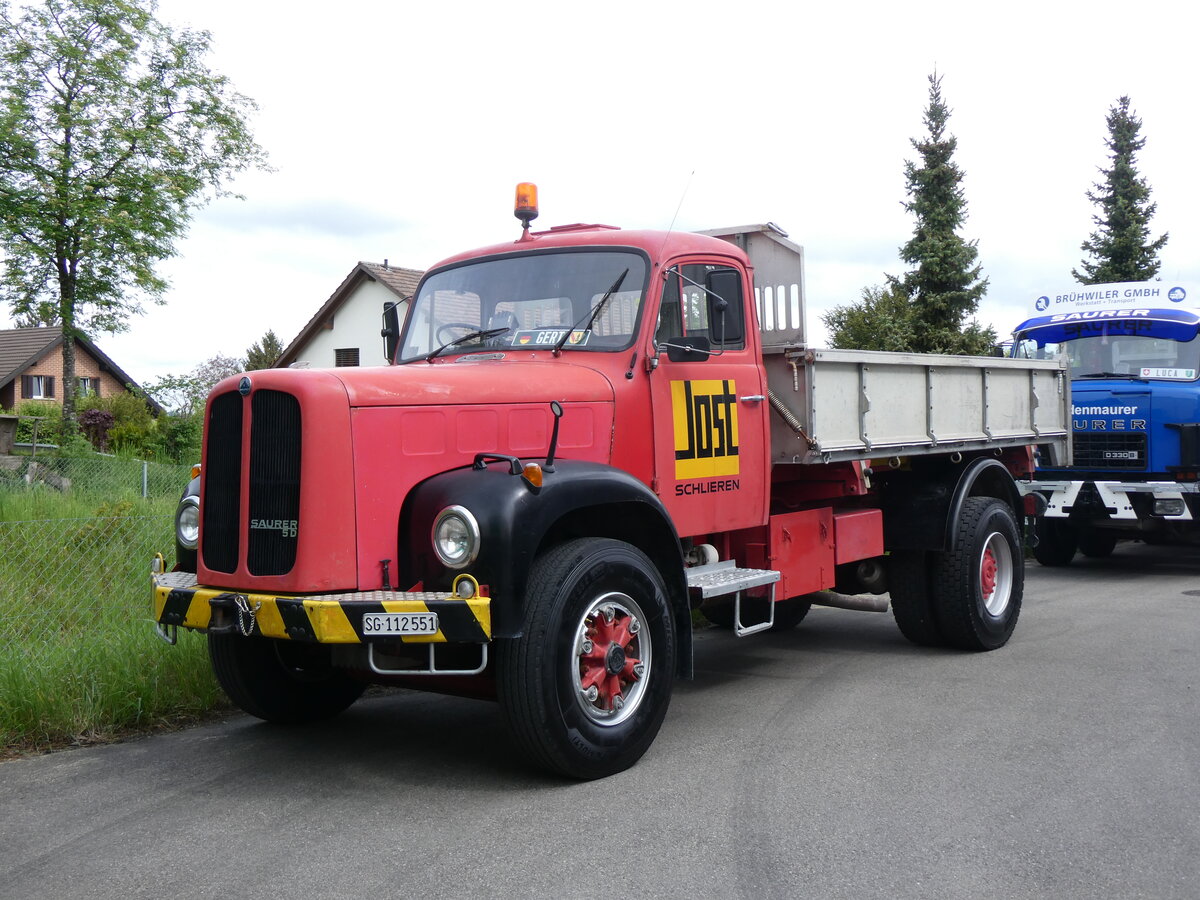 (262'018) - Jost, Schlieren - SG 112'551 - Saurer am 4. Mai 2024 in Attikon, Wegmller