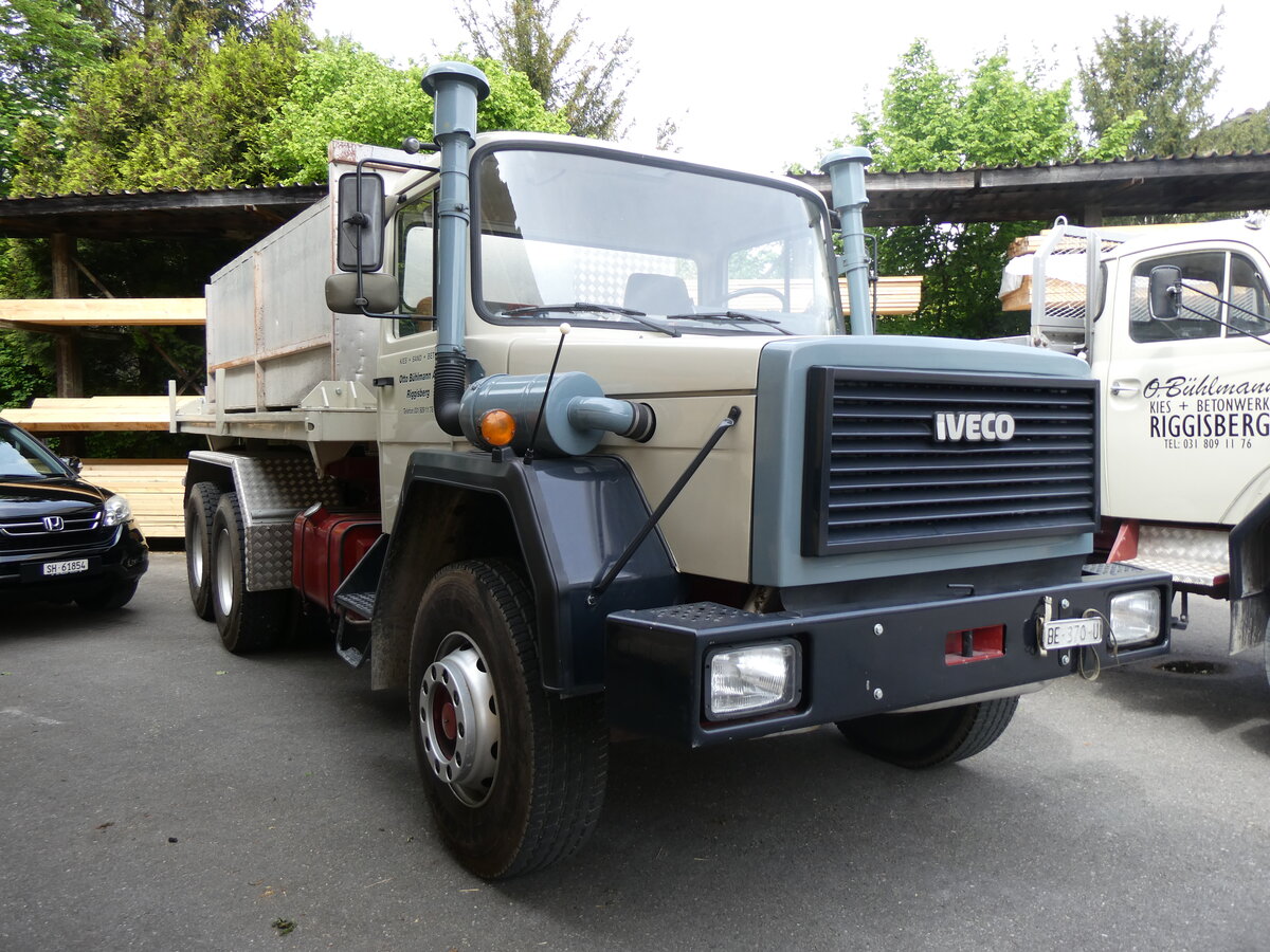 (262'086) - Bhlmann, Riggisberg - BE 370 U - Iveco am 4. Mai 2024 in Attikon, Wegmller