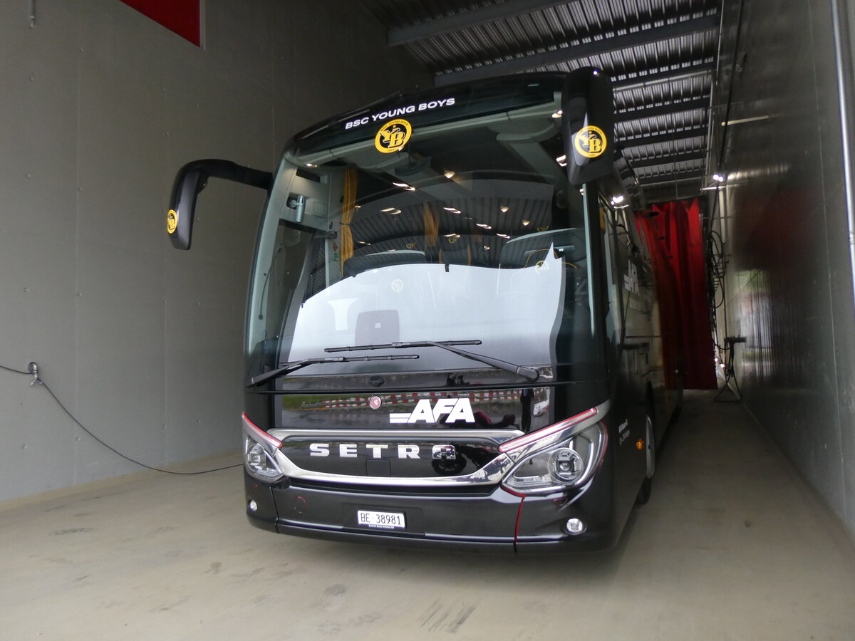 (262'396) - AFA Adelboden - Nr. 20/BE 38'981 - Setra am 15. Mai 2024 in Frutigen, Garage