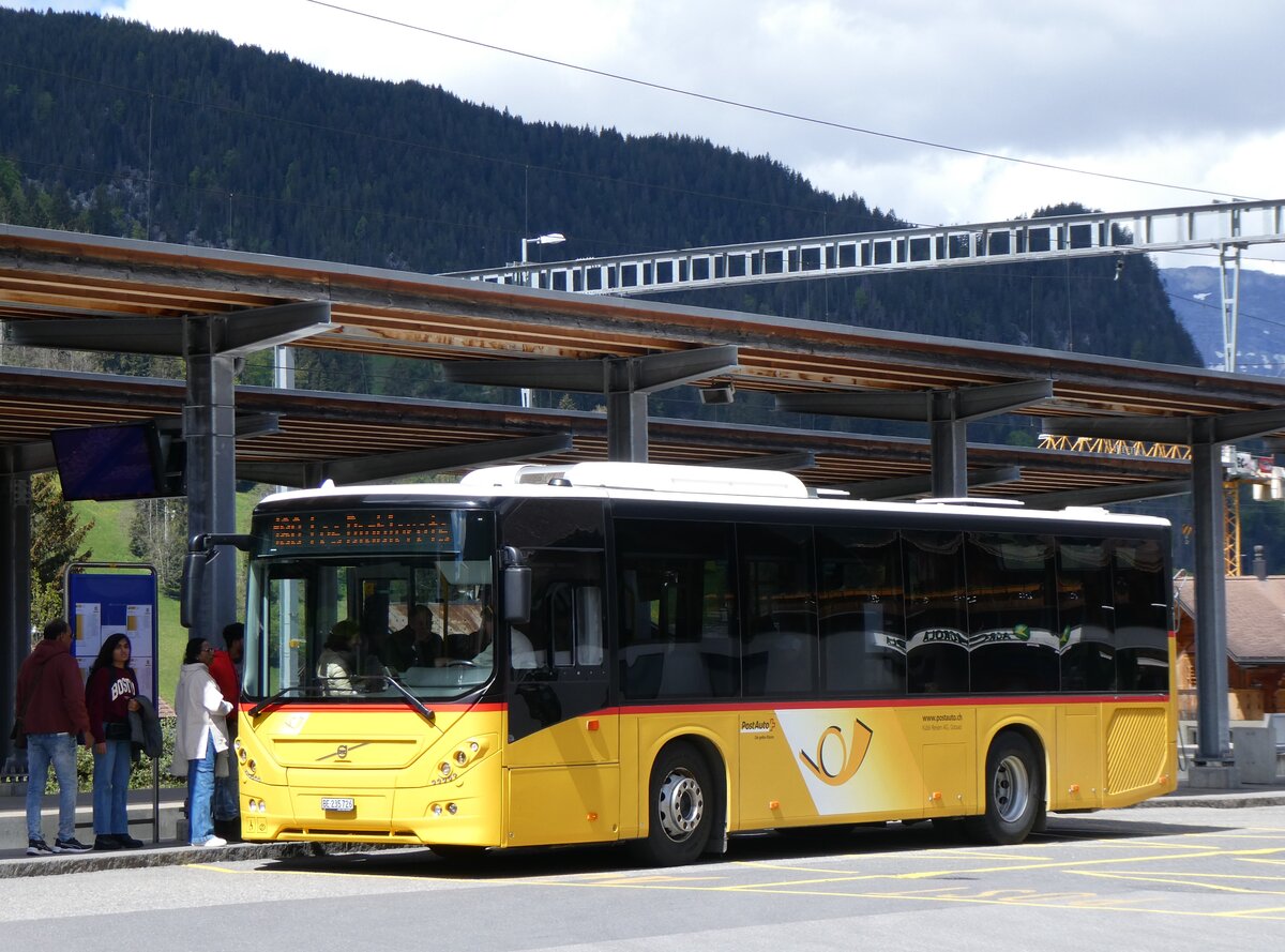 (262'451) - Kbli, Gstaad - BE 235'726/PID 10'535 - Volvo am 17. Mai 2024 beim Bahnhof Gstaad