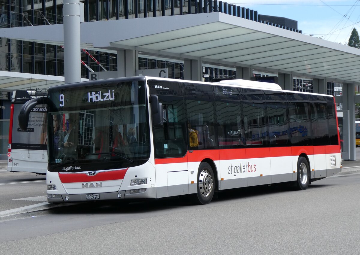 (262'785) - St. Gallerbus, St. Gallen - Nr. 219/SG 198'219 - MAN am 24. Mai 2024 beim Bahnhof St. Gallen