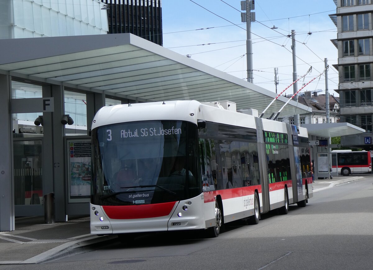 (262'797) - St. Gallerbus, St. Gallen - Nr. 133 - Hess/Hess Doppelgelenktrolleybus am 24. Mai 2024 beim Bahnhof St. Gallen