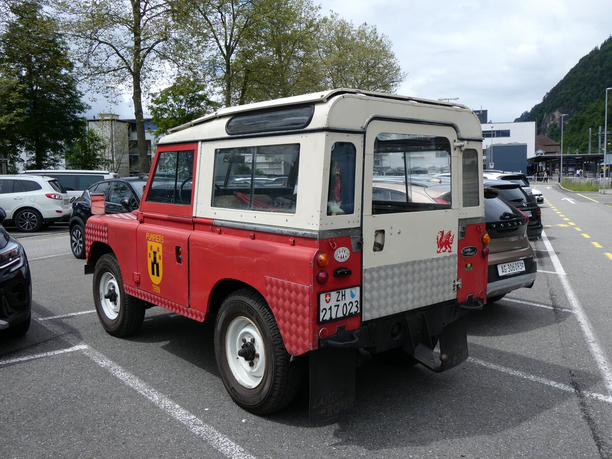 (263'293) - Pumpiers, Trin - ZH 217'023 - Land-Rover am 1. Juni 2024 beim Bahnhof Interlaken Ost