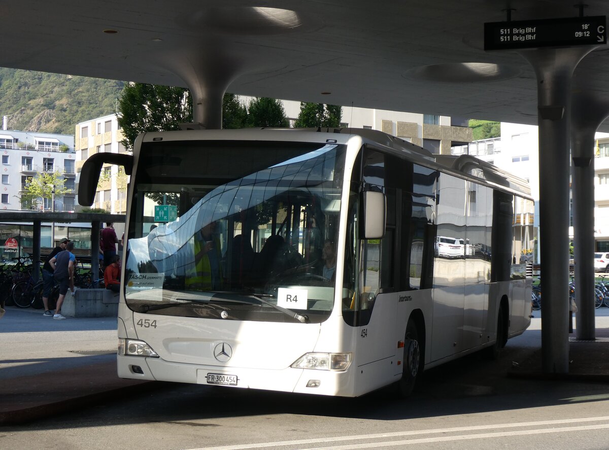 (265'109) - Intertours, Domdidier - Nr. 454/FR 300'454 - Mercedes (ex Chur Bus, Chur Nr. 11) am 28. Juli 2024 beim Bahnhof Visp