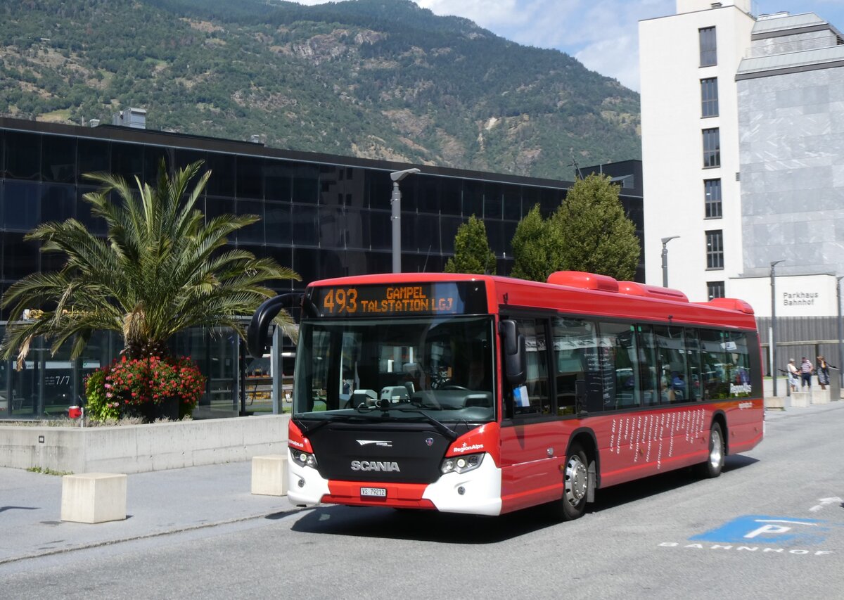 (265'512) - Steiner, Niedergesteln - Nr. 303/VS 79'212 - Scania am 8. August 2024 beim Bahnhof Visp