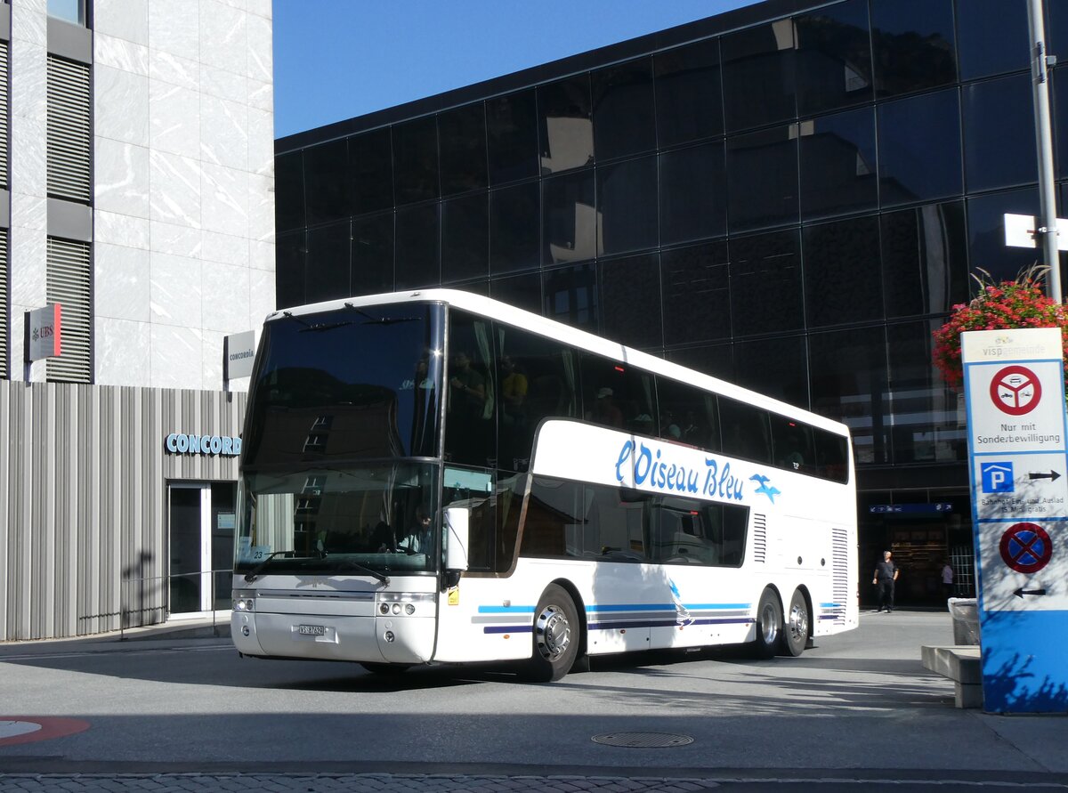 (265'668) - L'Oiseau Bleu, Sierre - VS 87'629 - Van Hool am 16. August 2024 beim Bahnhof Visp