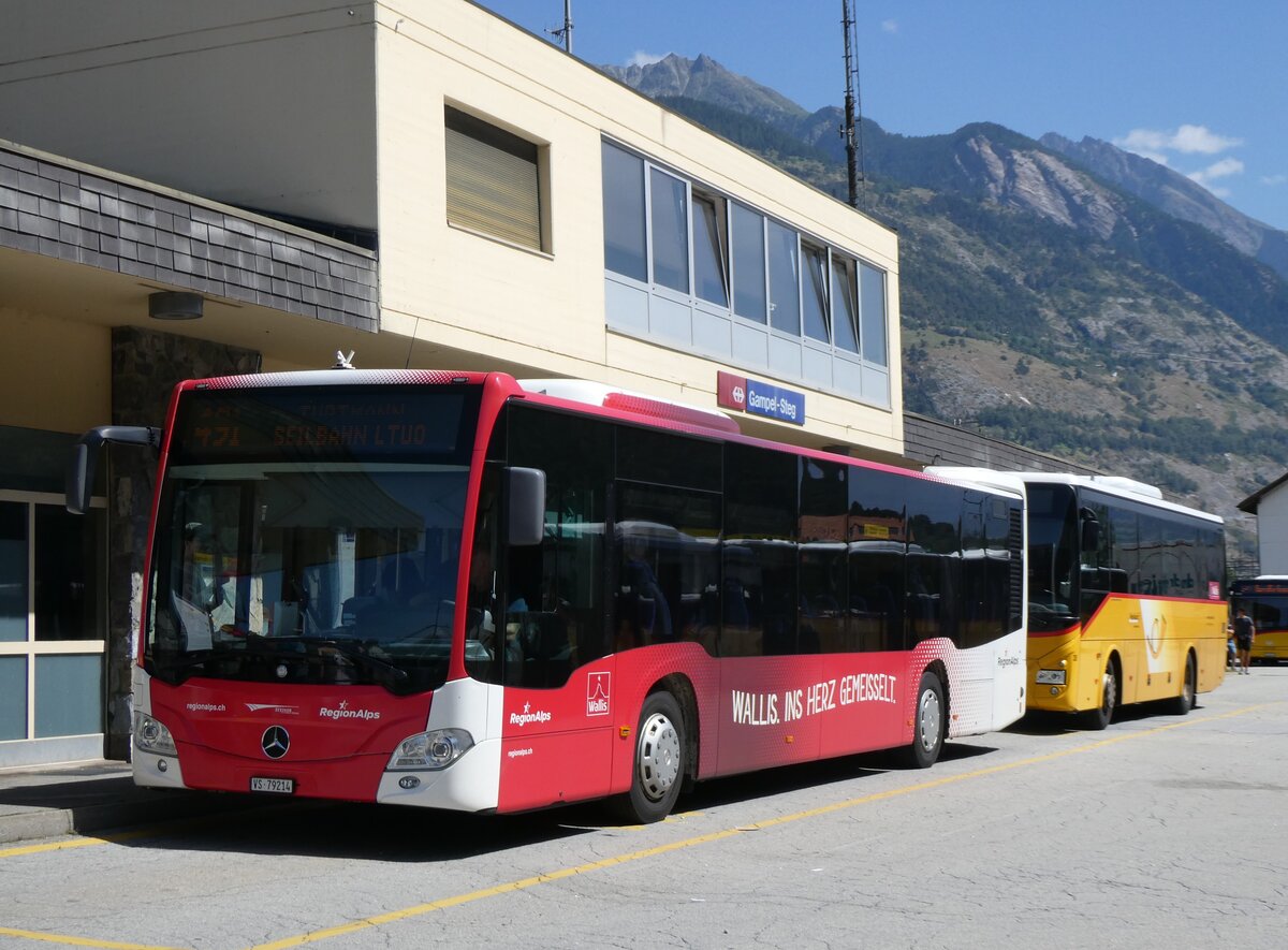 (265'712) - Steiner, Niedergesteln - VS 79'214 - Mercedes am 16. August 2024 beim Bahnhof Gampel-Steg