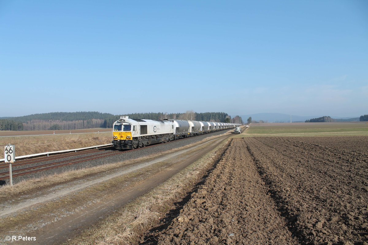 266 442-5 zieht bei Neudes den Zementzug Rüdersdorf - Regensburg Ost. 13.03.17