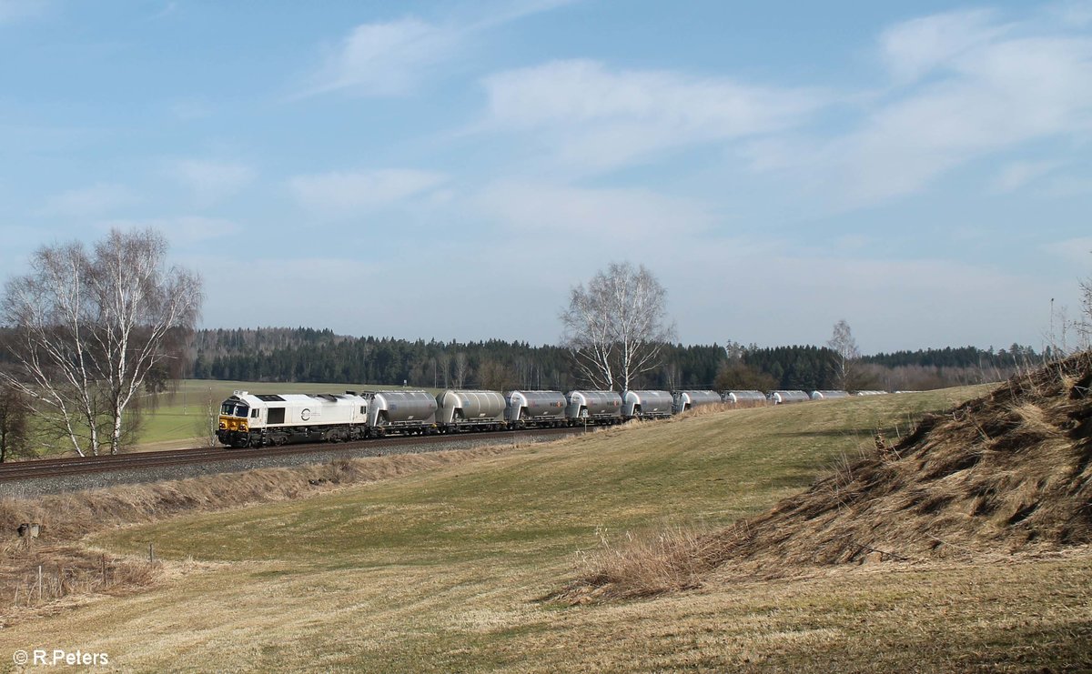 266 442-5 zieht bei Neudes den Zementzug Rüdersdorf - Regensburg Ost. 13.03.17