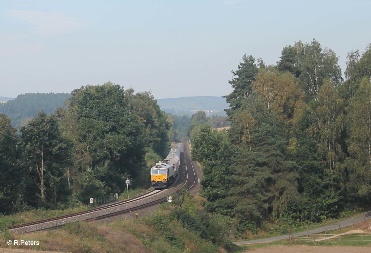 266 442 zieht den Rüdersdorfer Zementzug nach Regensburg durchs Naabtal. 28.08.16