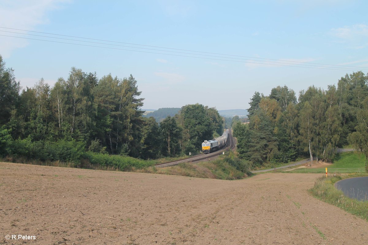 266 442 zieht den Rüdersdorfer Zementzug nach Regensburg durchs Naabtal. 28.08.16