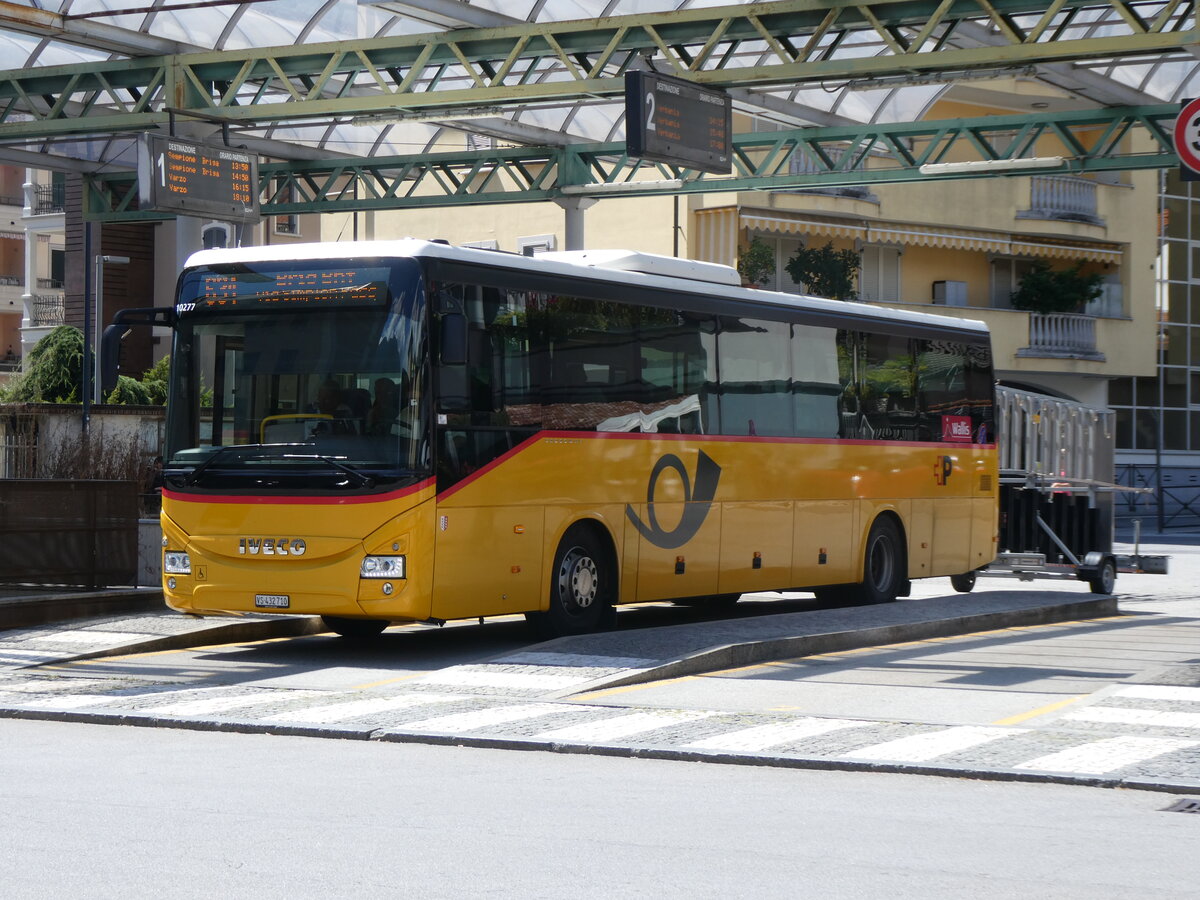 (266'077) - Aus der Schweiz: PostAuto Wallis - VS 432'710/PID 10'277 - Iveco am 20. August 2024 beim Bahnhof Domodossola