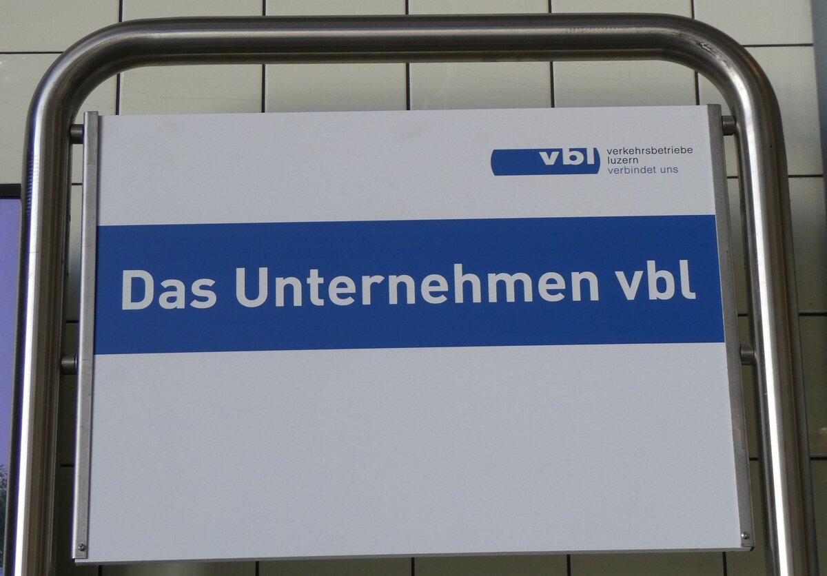 (266'770) - vbl-Haltestellenschild - Das Unternehmen vbl - am 7. September 2024 in Luzern, Depot