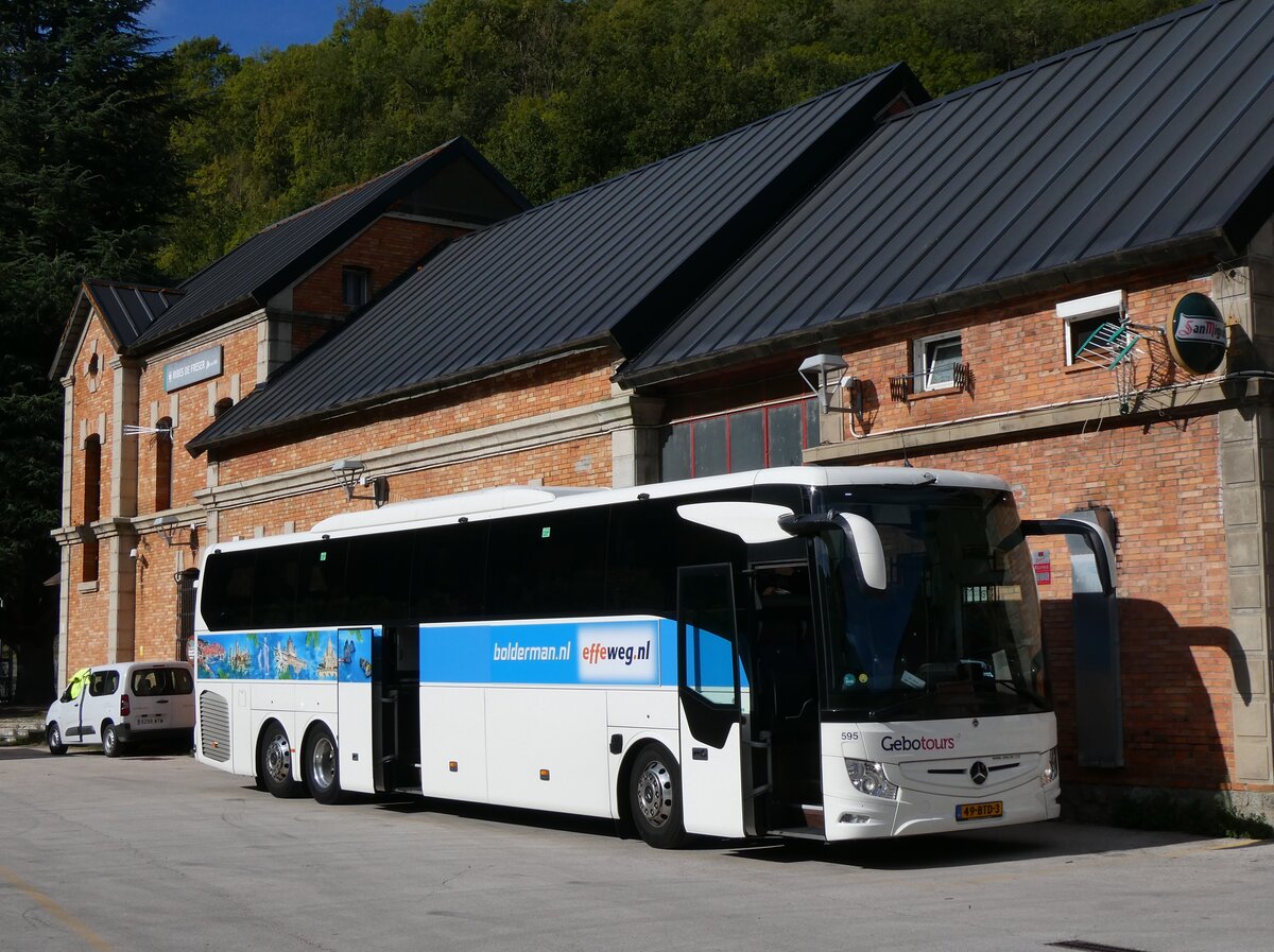 (267'064) - Aus Holland: Gebotours, Nieuwleusen - Nr. 595/49-BTD-3 - Mercedes am 16. September 2024 beim Bahnhof Ribes de Freser