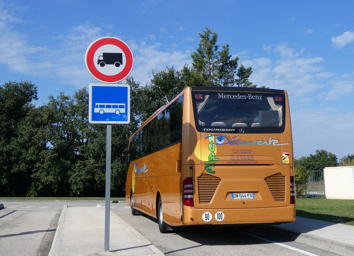 (267'390) - Alpes Dcouverte, Chambry - DW 044 FS - Mercedes am 21. September 2024 in La Baume d'Hostun, Raststtte 