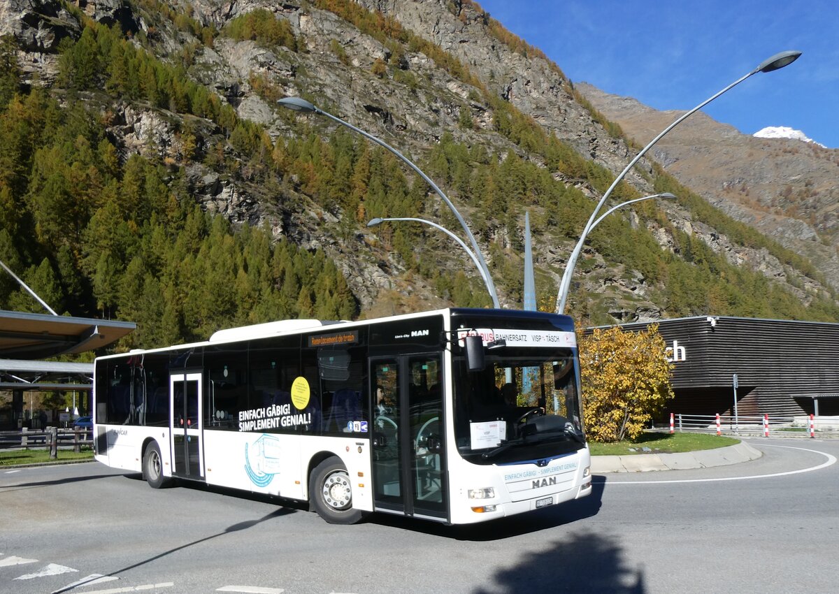 (268'338) - Funi-Car, Biel - Nr. 24/BE 708'024 - MAN am 21. Oktober 2024 beim Bahnhof Tsch