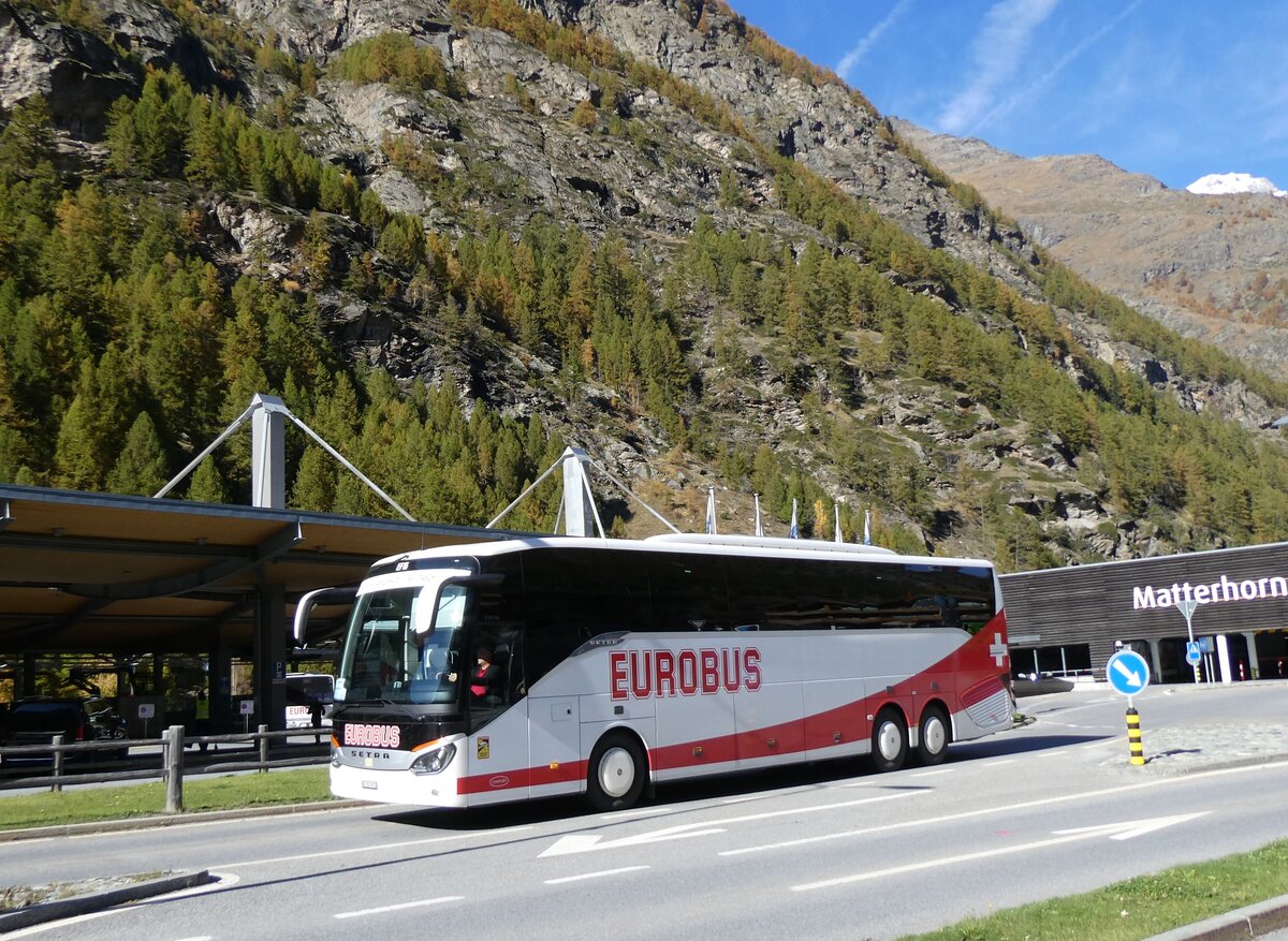 (268'356) - Funi-Car, Biel - Nr. 15/BE 203'815 - Setra am 21. Oktober 2024 beim Bahnhof Tsch