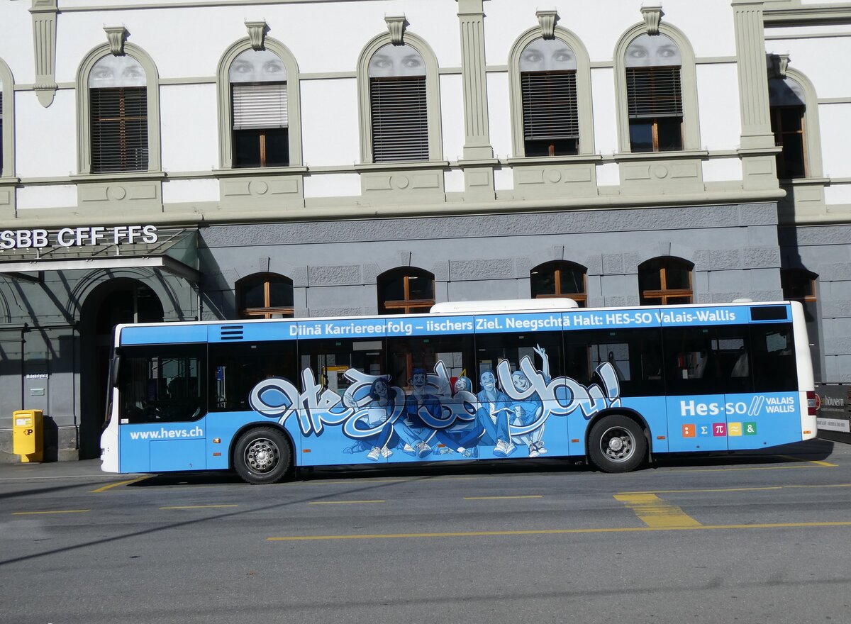 (268'368) - PostAuto Wallis - VS 449'117/PID 10'445 - MAN am 21. Oktober 2024 beim Bahnhof Brig