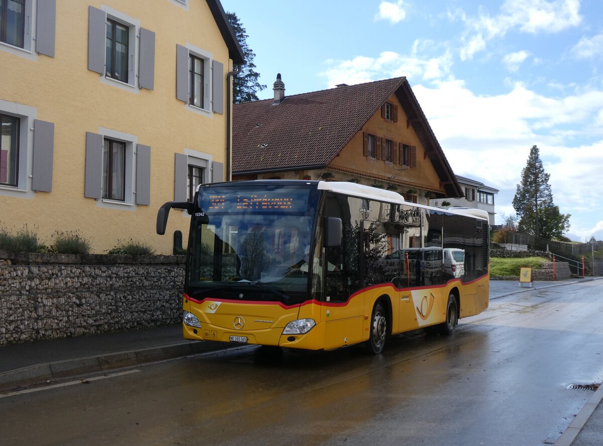 (268'399) - CarPostal Ouest - NE 165'365/PID 10'342 - Mercedes (ex VD 194'995) am 24. Oktober 2024 in La Chaux-de-Milieu, Village