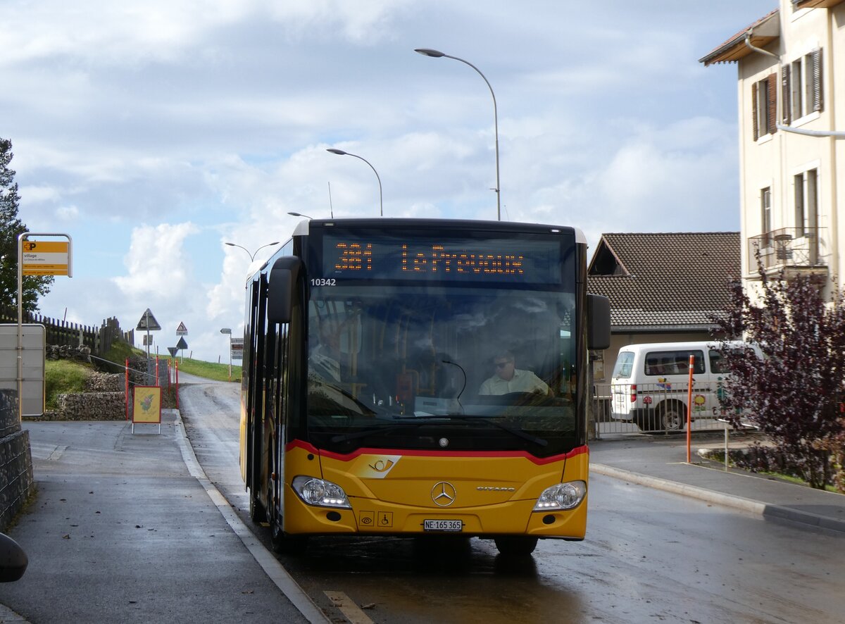 (268'400) - CarPostal Ouest - Ne. 165'365/PID 10'342 - Mercedes (ex VD 194'995) am 24. Oktober 2024 in La Chaux-du-Milieu, Village