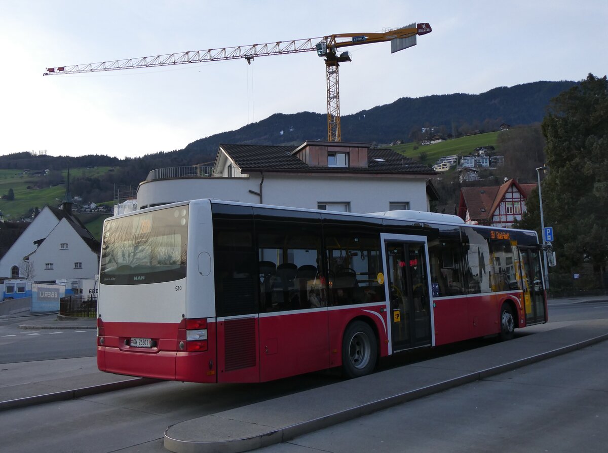 (269'975) - PostAuto Zentralschweiz - Nr. 530/OW 26'301/PID 12'338 - MAN (ex Dr. Richard, A-Wien Nr. 1418) am 17. Dezember 2024 beim Bahnhof Sarnen