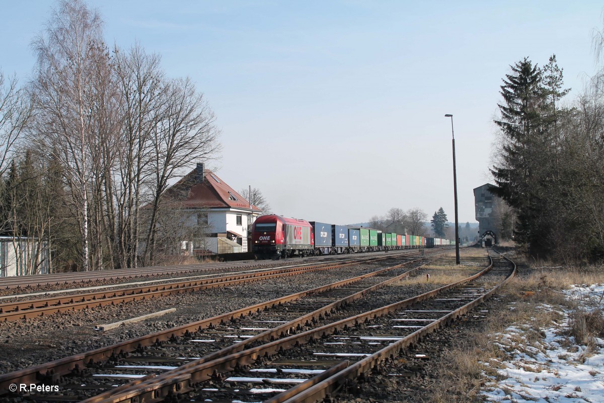 270082 mit dem DGS95472 Containerzug Wiesau - Hamburg in Pechbrunn. 27.02.16