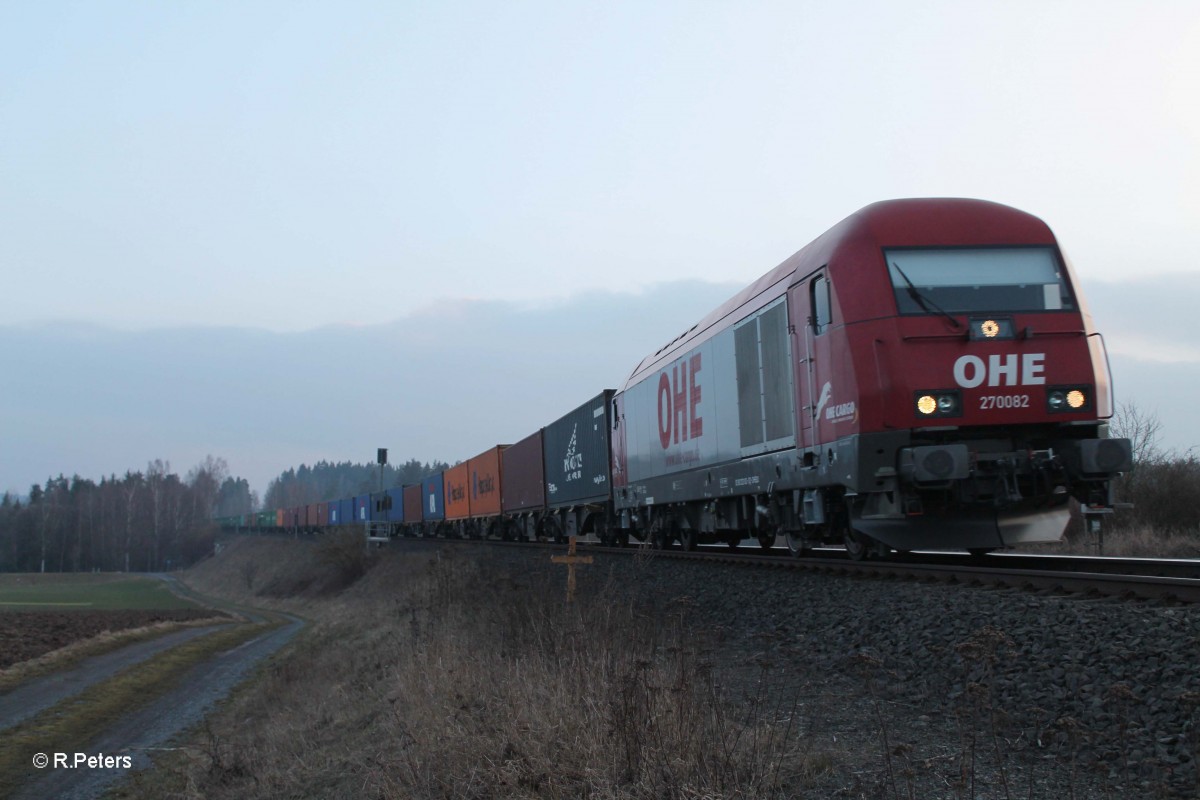 270082 mit dem Wiesau Containerzug nach Hamburg bei Habnith bei Marktleuthen. 09.03.16