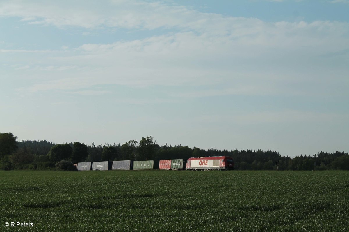 270082 mit dem Wiesau Containerzug kurz vor seinem Ziel bei Oberteich. 29.05.16