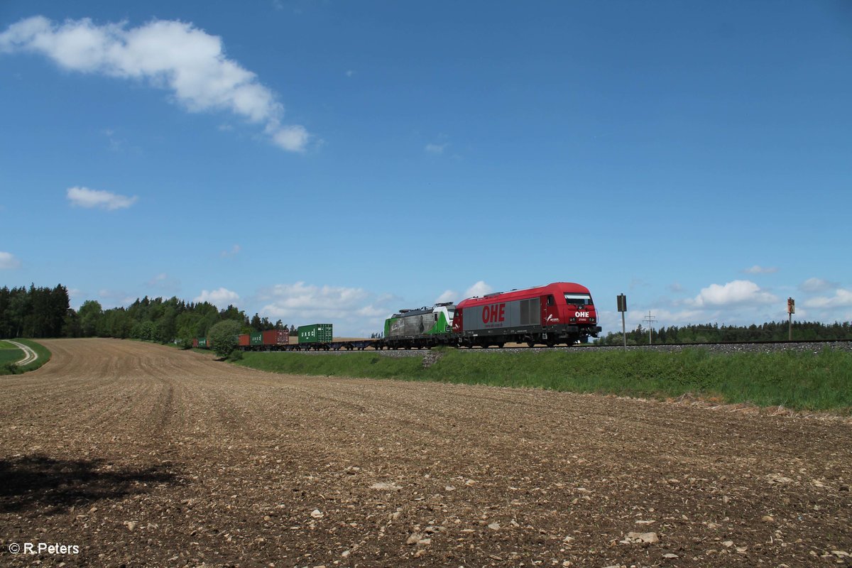 270082 überführt von Hof nach Regensburg den SETG Vectron 193 831  Christian Doppler  bei Unterthölau und bringt dabei den Containerzug Hamburg - Wiesau mit. 26.05.16