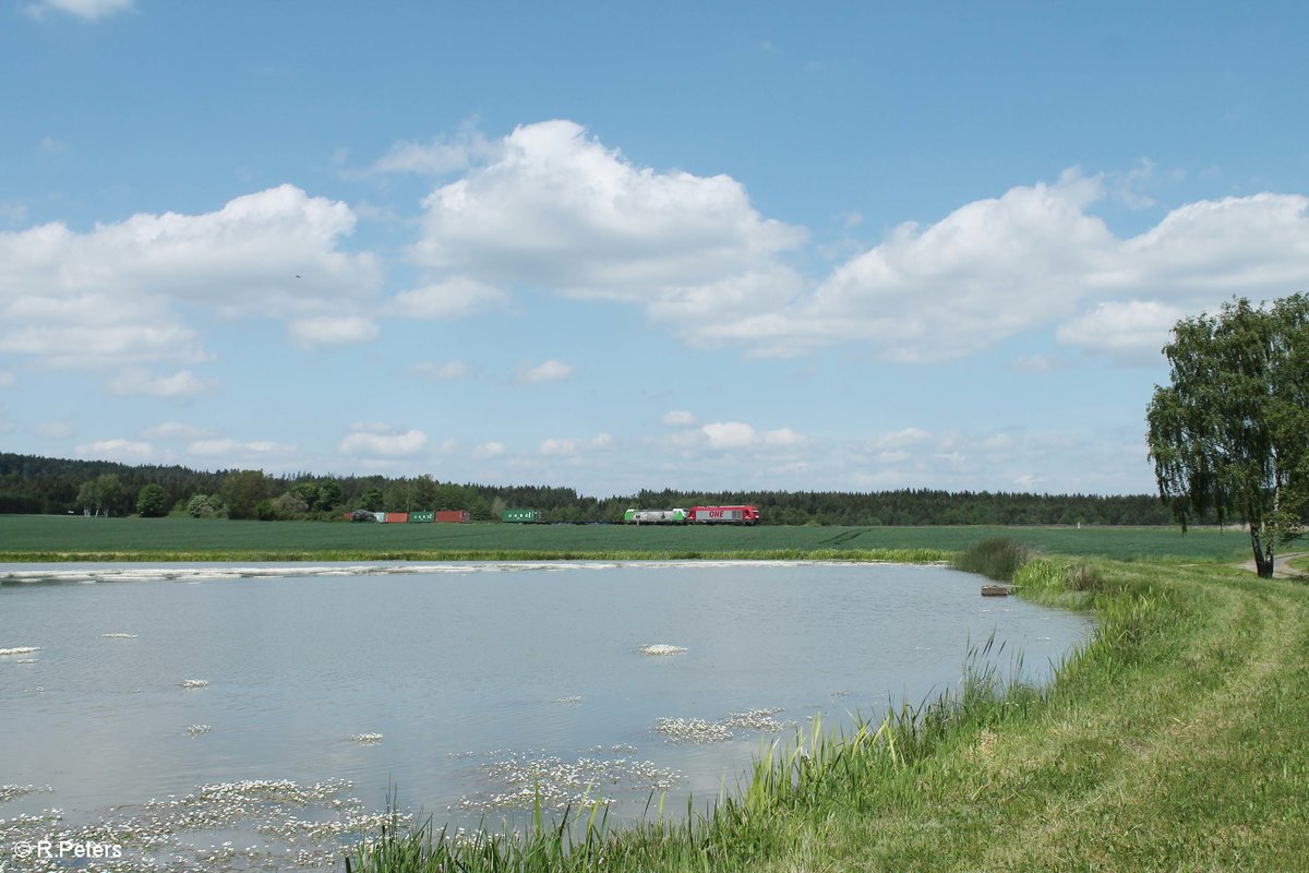 270082 überführt von Hof nach Regensburg den SETG Vectron 193 831  Christian Doppler  bei Oberteich und bringt dabei den Containerzug Hamburg - Wiesau mit. 26.05.16