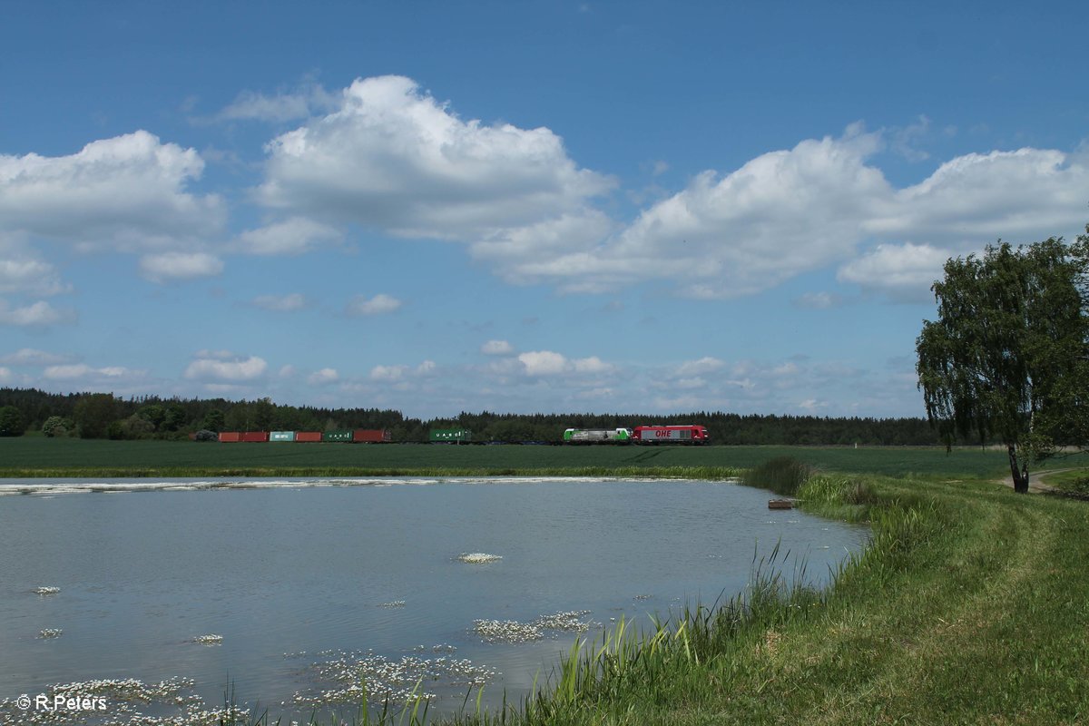 270082 überführt von Hof nach Regensburg den SETG Vectron 193 831  Christian Doppler  bei Oberteich und bringt dabei den Containerzug Hamburg - Wiesau mit. 26.05.16