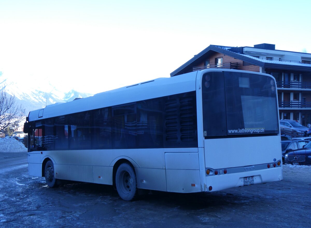 (270'495) - Lathion, Sion - Nr. 19/VS 197'617 - Solaris (ex Interbus, Yverdon Nr. 42; ex BRH ViaBus, D-Speyer; ex FirstGroup RheinNeckar, D-Speyer) am 1. Januar 2025 in Haute-Nendaz, Tlcabine