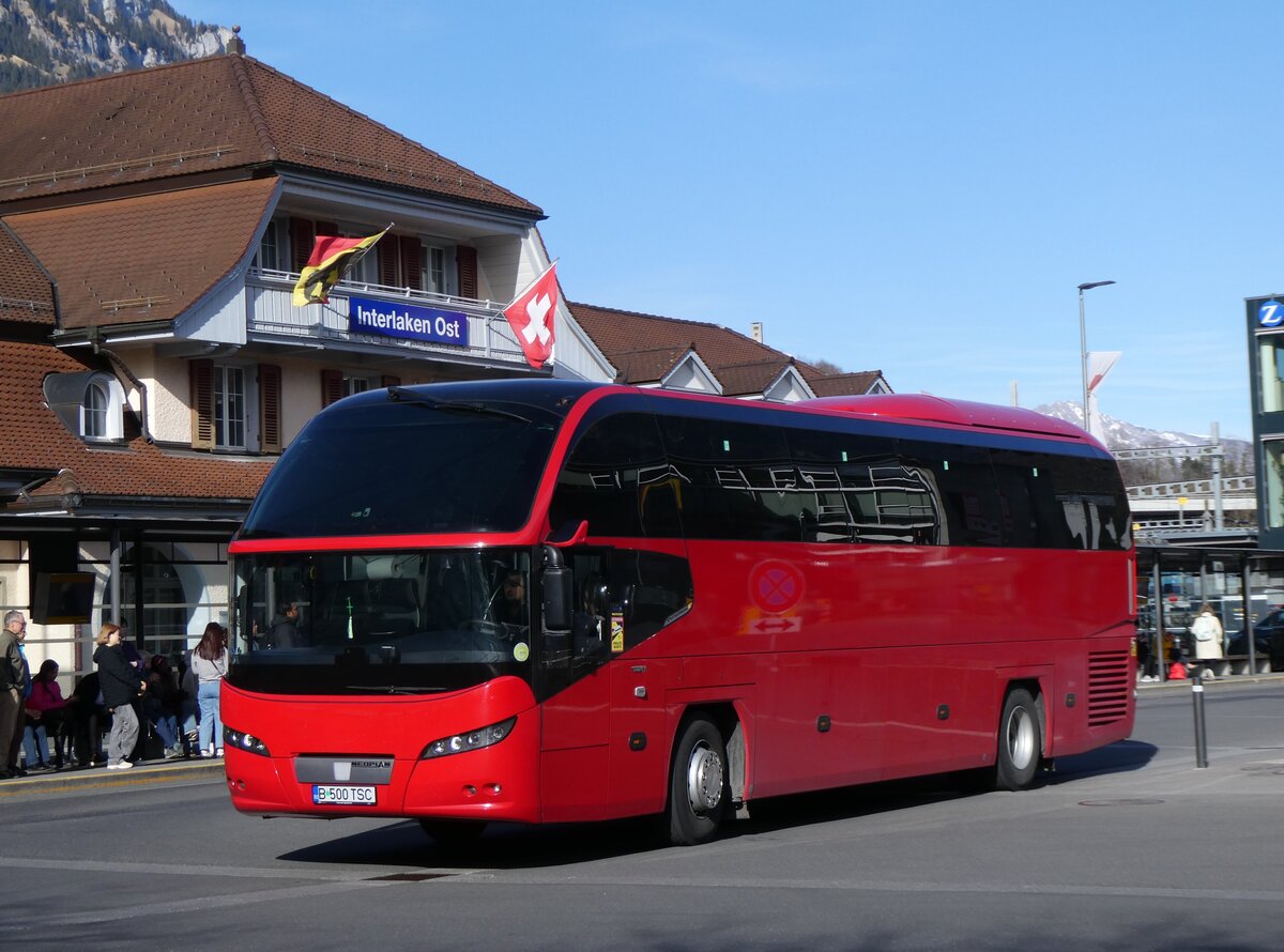 (273'134) - Aus Rumnien: ??? - B 500 TSC - Neoplan am 22. Mrz 2025 beim Bahnhof Interlaken Ost